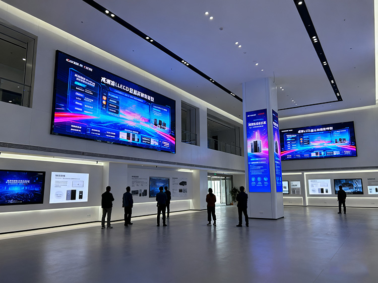 成都LED顯示屏應(yīng)用指南：商鋪門頭/會(huì)議大屏/舞臺(tái)租賃如何選？- 場(chǎng)景方案全解析
