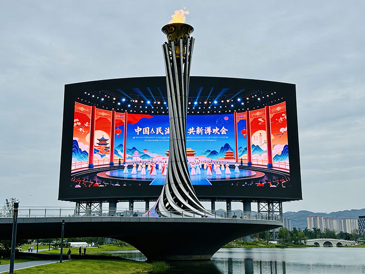 高亮抗曬、IP65防護：成都戶外全彩屏的核心技術(shù)解析